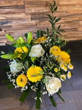 Afbeelding in Gallery-weergave laden, Paasboeket in wit en gele tinten
