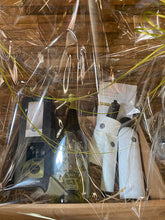 Afbeelding in Gallery-weergave laden, Geschenkpakket met douchezeep, handcrème, handzeep, geurstokjes en een fles wijn
