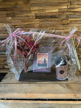 Afbeelding in Gallery-weergave laden, Geschenkpakket met geurkaars, geurstok en droogbloem