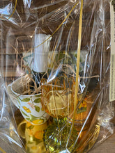 Afbeelding in Gallery-weergave laden, Geschenkpakket met geurkaars, bubbels, tasje, servetten en theelichthouder met theelichtje
