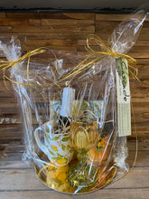 Afbeelding in Gallery-weergave laden, Geschenkpakket met geurkaars, bubbels, tasje, servetten en theelichthouder met theelichtje