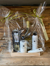 Afbeelding in Gallery-weergave laden, Geschenkpakket met douchezeep, handcrème, handzeep, geurstokjes en een fles wijn