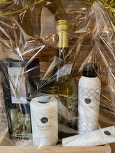 Afbeelding in Gallery-weergave laden, Geschenkpakket met douchezeep, handcrème, handzeep, geurstokjes en een fles wijn