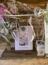 Afbeelding in Gallery-weergave laden, Geschenkpakket met droogbloem, geurkaars en geurzakje