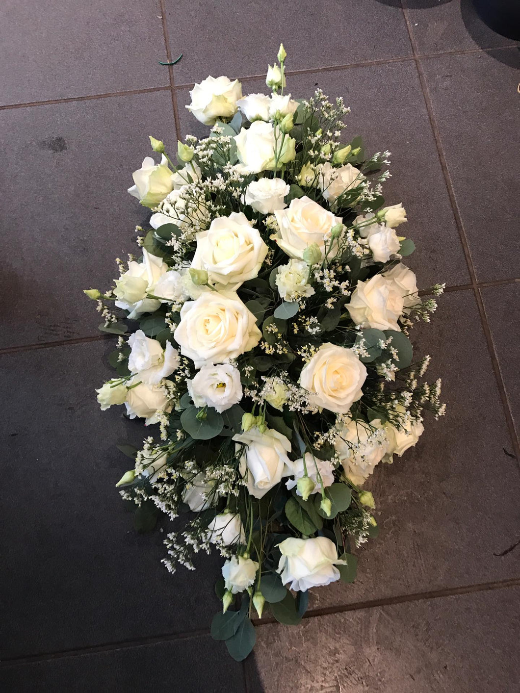 Rouwwerk - Langwerpig wit rozen