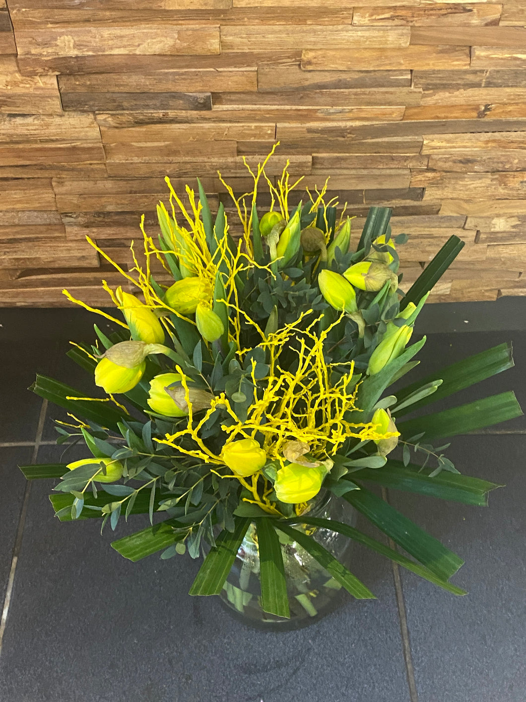 Gele Paasbloemen en tulpen