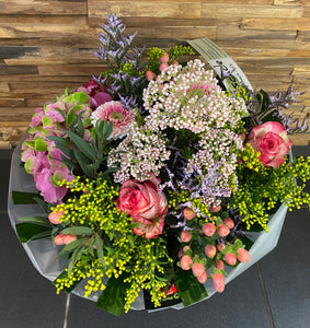 Gemengd boeket met pioenen