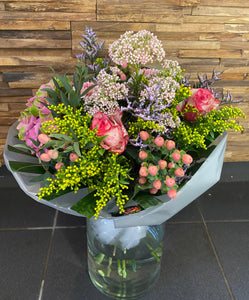Gemengd boeket met pioenen
