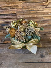 Afbeelding in Gallery-weergave laden, Taart met gouden waxrozen en gouden tinten
