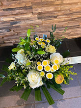 Afbeelding in Gallery-weergave laden, rond boeket met wit en gele tinten

