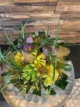 Afbeelding in Gallery-weergave laden, Hyacinten en frittilaria met vaas.
