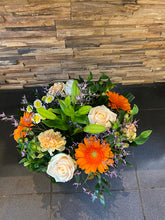 Afbeelding in Gallery-weergave laden, Rond boeket Wit , orange en gele tinten
