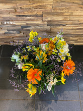 Afbeelding in Gallery-weergave laden, Veldboeket gemengd met Paasbloemen
