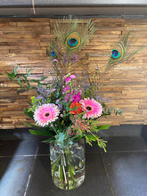 Afbeelding in Gallery-weergave laden, Veldboeket met Pauwenveren
