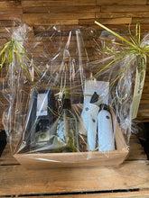 Afbeelding in Gallery-weergave laden, Geschenkpakket met douchezeep, handcrème, handzeep, geurstokjes en een fles wijn
