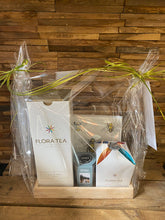 Afbeelding in Gallery-weergave laden, Geschenkpakket met 6 theebloemen, een geurkaars, servetten en een kristallen theeglas
