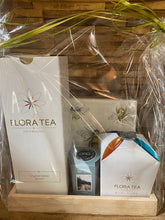 Afbeelding in Gallery-weergave laden, Geschenkpakket met 6 theebloemen, een geurkaars, servetten en een kristallen theeglas

