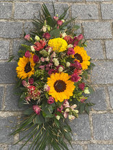 Afbeelding in Gallery-weergave laden, Langwerpig rouwstuk roze tinten met wit,geel accent
