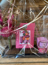 Afbeelding in Gallery-weergave laden, Geschenkpakket met droogbloem, geurkaars en geurzakje

