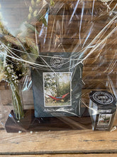 Afbeelding in Gallery-weergave laden, Geschenkpakket met droogbloem, geurkaars en geurzakje
