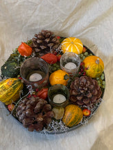 Afbeelding in Gallery-weergave laden, Schaal met sierfruit en theelichten
