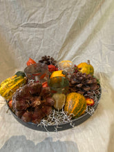 Afbeelding in Gallery-weergave laden, Schaal met sierfruit en theelichten
