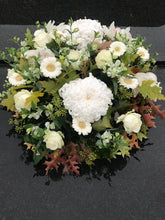 Afbeelding in Gallery-weergave laden, Rond stuk met witte bloemen
