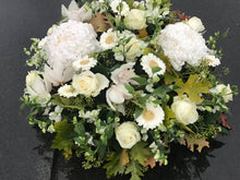 Afbeelding in Gallery-weergave laden, Rond stuk met witte bloemen
