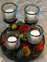 Afbeelding in Gallery-weergave laden, Schaal met 4 theelichten en sierfruit
