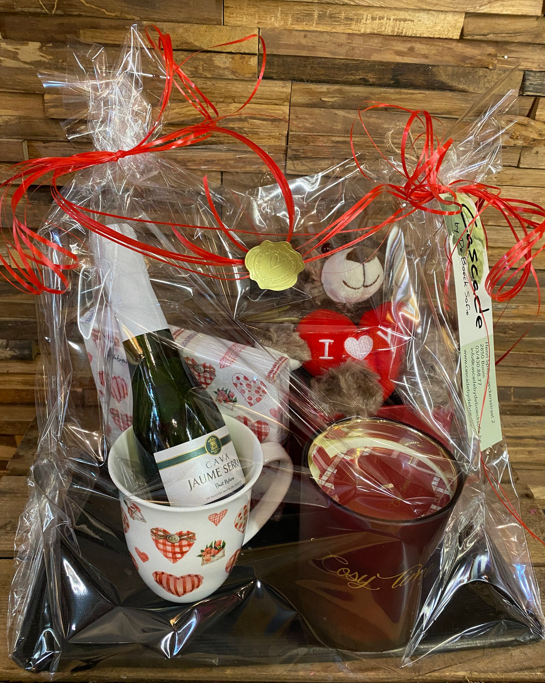 Geschenkpakket met beer, geurkaars, servetten, tas en bubbels