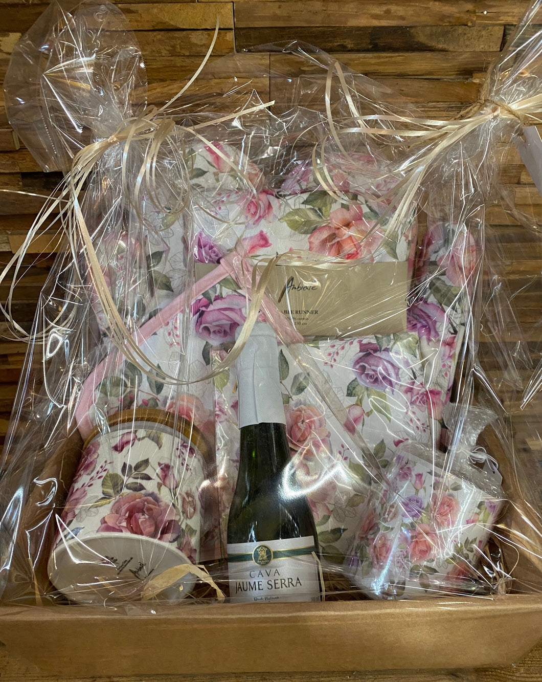 Geschenkpakket met bewaarpot, kaars, bubbels, servetten, tafelloper, keuken wanten en een panlap