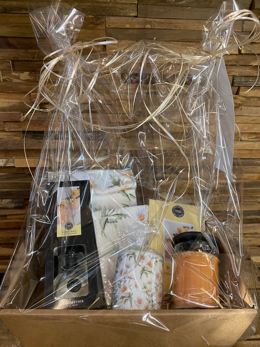 Geschenkpakket met keukenhanddoek, geurkaars, geurzakje, geurstokjes, kaars en servetten