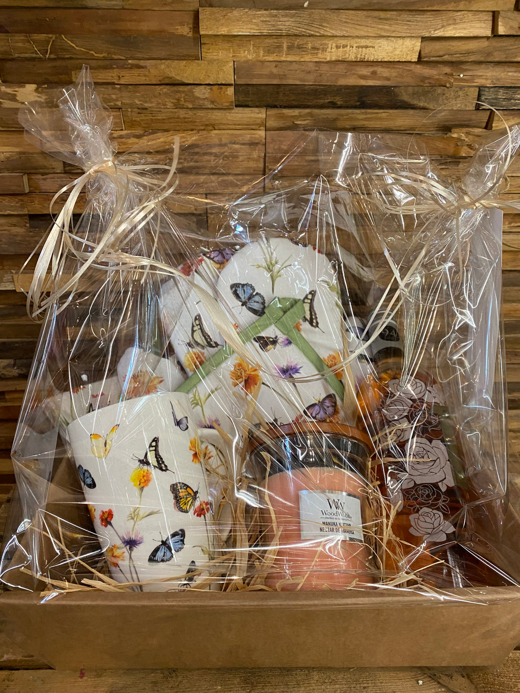Geschenkpakket met fles rosé, geurkaars wood wick, koffietas, keukenwanten en een panlap