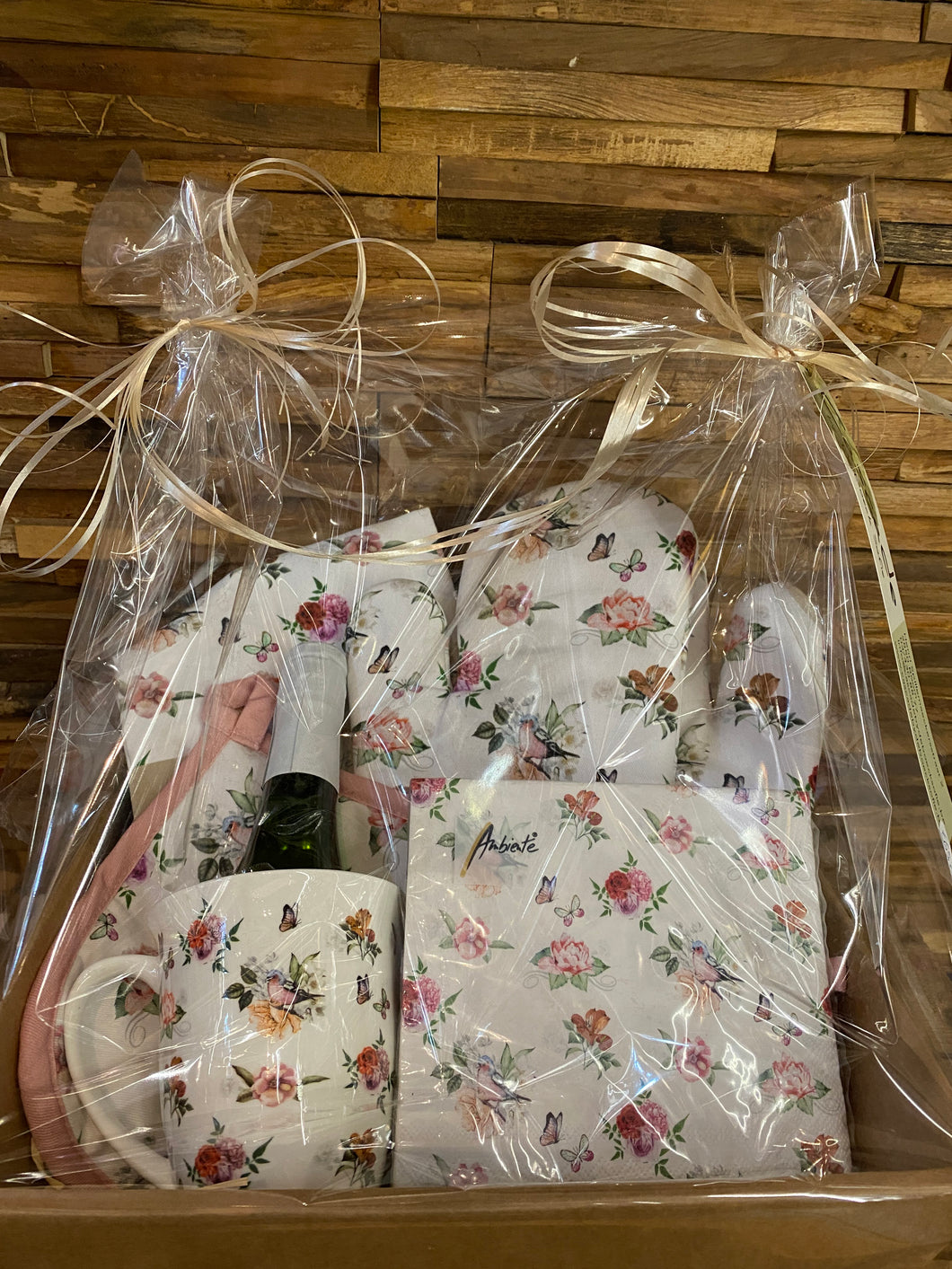 Geschenkpakket met keukenwanten, theetas, bubbels, servetten, panlap en keukenhanddoek