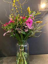 Afbeelding in Gallery-weergave laden, Veldboeket met  hoge vaas 40cm
