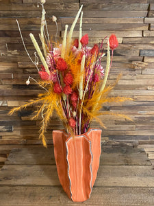 Orange vaasje met gekleurde droogbloemen m