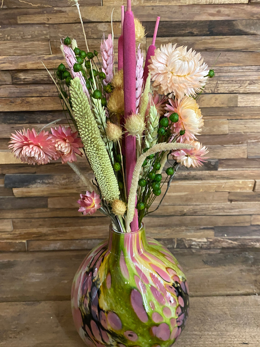 Vaasje met droogbloemen