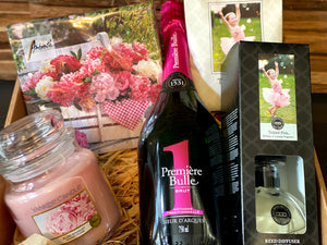 Verwenpakket met fles bubbels, geurkaars, geurstokjes, servietten, geurzakje