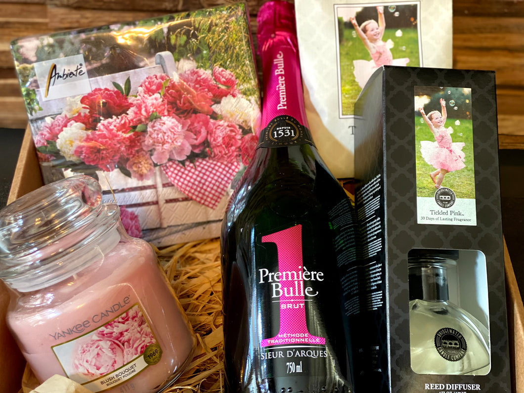 Verwenpakket met fles bubbels, geurkaars, geurstokjes, servietten, geurzakje