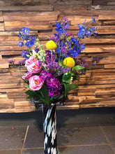 Afbeelding in Gallery-weergave laden, Zwart wit Fidrio vaas met bloemen
