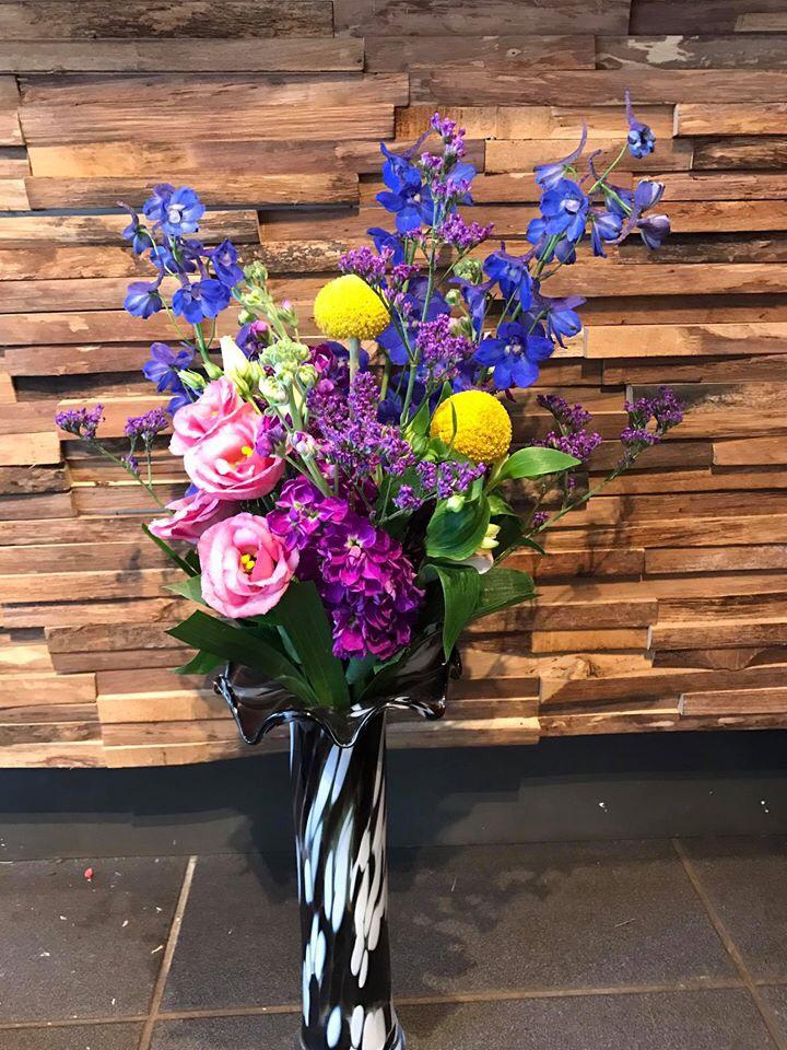 Zwart wit Fidrio vaas met bloemen